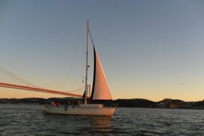 Private Sailing Cruise in Lisbon with Drinks - Pass the 25th of April Bridge and Start the Golden Hour
