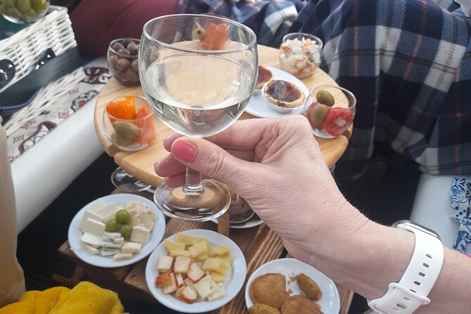Private tapas tuk tuk tour through Lisbon - Stop 1: Lisbon Cathedral (Sé de Lisboa) and the Santo António love tradition