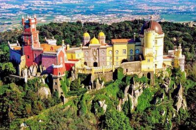 Private Tour 1 to 8 people: Pena National Palace- Sintra-Cabo da Roca-Cascais - Sintra’s Centro Histórico: your two hours to wander like a local