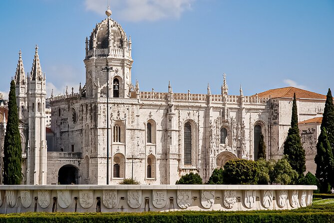 Private Tour along the Discoveries route in Belém - Ponte 25 de Abril: a photo stop with real Lisbon drama