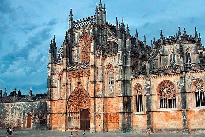 Private tour DE Lisbon to Porto with stops in cities - On the road: comfort, luggage, and meeting your driver