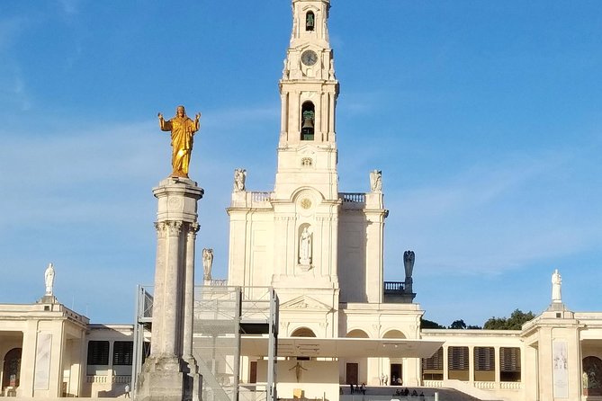 Private tour for 1 to 4 people: Fátima, Batalha, Nazaré and Óbidos - A 10-hour private day trip from Lisbon, built for comfort and control