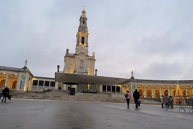 Private Tour from Lisbon to Fatima Nazare and Obidos - Fátima: the peace of walking, candle time, and chapel visits