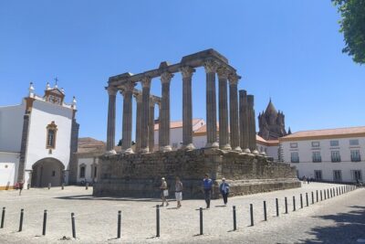 Private Tour to Évora with Wine tasting - Se Catedral de Évora: two towers, roof views, and a great photo payoff