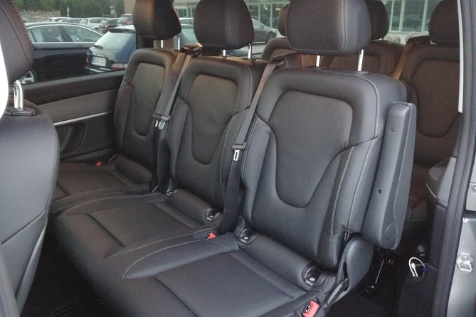 Private transfer Lisbon / Porto with tour included. - A door-to-door Lisbon to Porto transfer with tour stops you control