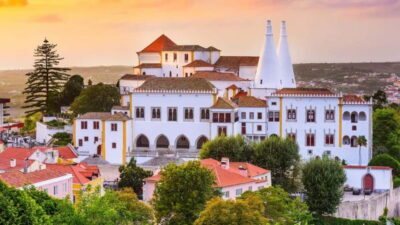 Regaleira Palace, Pena Palace, Cabo da Roca e Cascais - Sintra Village with a guided 4-hour rhythm