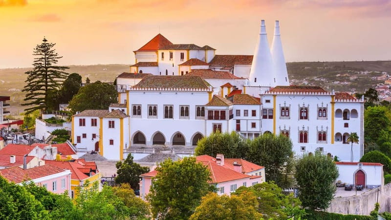 Regaleira Palace, Pena Palace, Cabo da Roca e Cascais - Sintra Village with a guided 4-hour rhythm