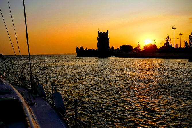 Relaxing Sailboat Cruise along the Tagus - St. Jorge Castel and the old neighborhoods on the hills