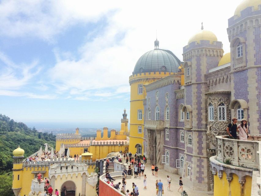 Sintra: Pena Palace, Moorish Castle, Regaleira, & Monserrate - Sintra town center break: lunch and the famous Queijadas
