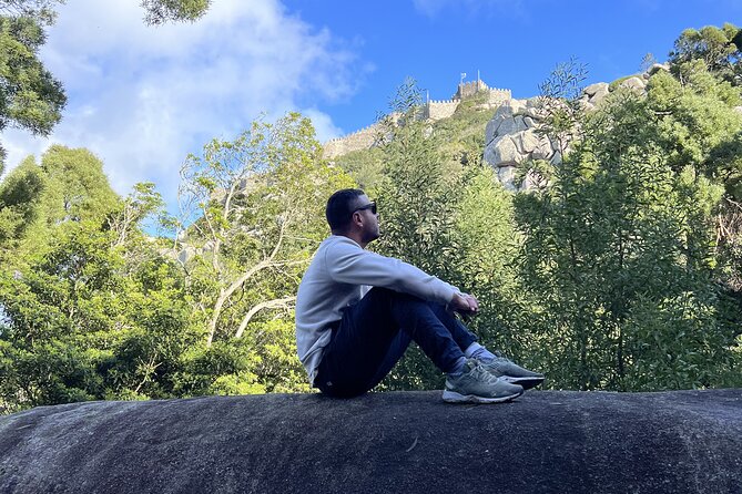 Sintra Walking Tour - Penedo da Amizade: climbing rock with a viewpoint payoff