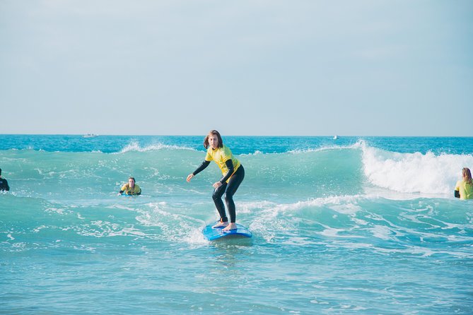 Surf Lesson with transfer - The lesson at Carcavelos: Gear, coaching, and first stands