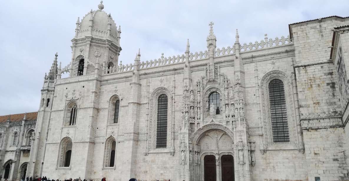 The Best Guiding visit to Jeronimos & Tiket included - Meeting at the main door: How the 4-hour flow works