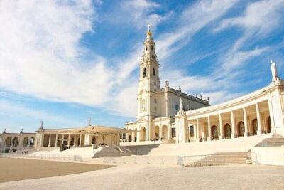 Tour from Lisbon: Obidos, Nazaré and Fátima Small Group - The Ride: Small Van, Wi‑Fi, and Your Guide Doing Double Duty