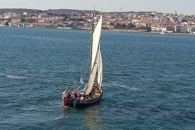 Traditional Lisbon Boat Experience - Exclusive - St. George’s Castle and Commerce Square From the River