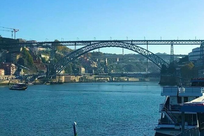 Transport Lisbon/Porto Porto/Lisbon with 2 optional stops - Nazaré: Coast Air and a Sea-View Type of Stop