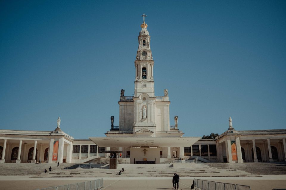 Wonders of Fátima Half Day Private Tour - Basilica of Our Lady of the Rosary of Fátima and the Modern Trinity Church